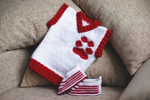 set-tricotat-format-din-vestuta-de-bebelusi-si-botosei-cu-alb-si-rosu