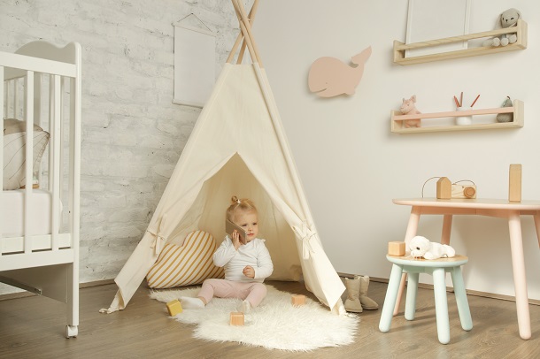 fetita-care-se-joaca-in-camera-ei-intr-un-cort-in-stil-teepee