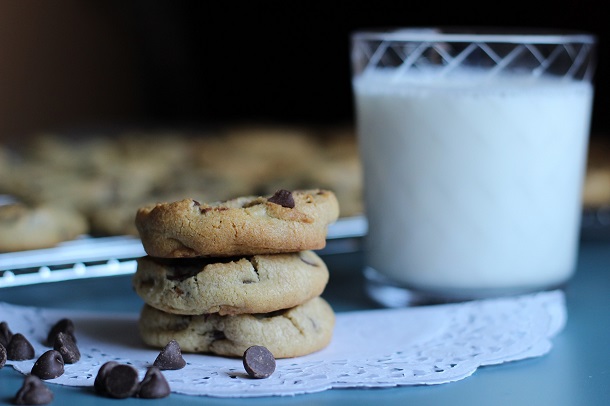 prajituri-cookies-alaturi-de-un-pahar-cu-lapte