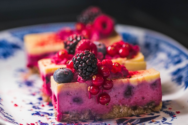 bucati-de-cheesecake-cu-diverse-fructe-de-padure