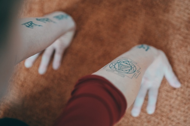 femeie-care-isi-dezvaluie-tatuajele-de-pe-brate-unul-din-ele-avand-o-forma-geometrica