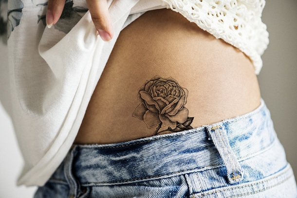femeie-care-isi-da-putin-bluza-laoparte-pentru-a-devalui-un-tatuaj-trandafir