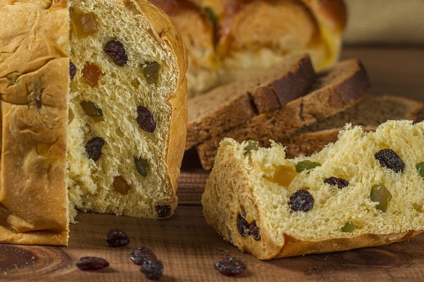 panettone-cu-stafide-si-felii-de-paine-neagra