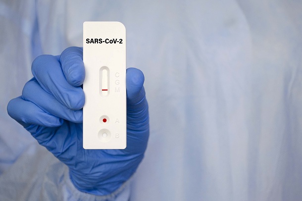 rezultat-pozitiv-al-unui-test-rapid-Covid-antigen