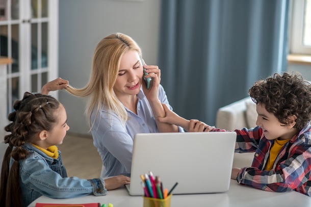 fetita-si-baietel-care-isi-deranjeaza-mama-in-timp-ce-aceasta-lucreaza-la-laptop-si-vorbeste-la-telefon