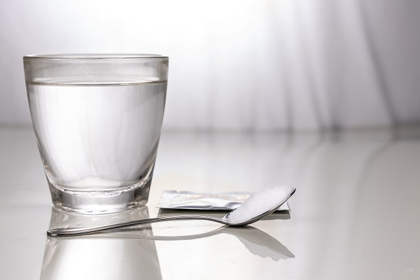 pahar-cu-apa-pregatit-pentru-prepararea-unei-solutii-orale-de-rehidratare