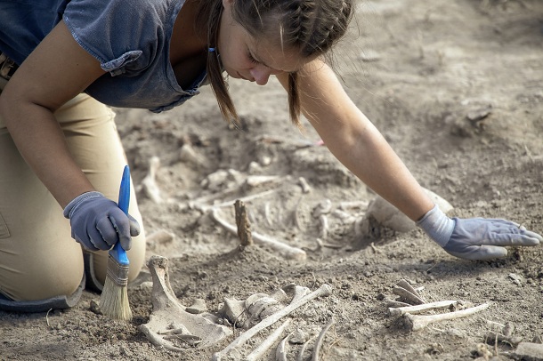 femeie-arheolog-ce-exploreaza-ramasite-umane-descoperite