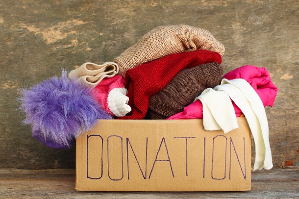 diverse-haine-si-accesorii-de-copii-aflate-intr-o-cutie-de-carton-pentru-a-fi-donate