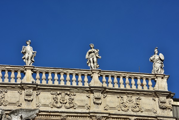detaliul-unei-balustrade-din-Verona-ce-infatiseaza-trei-zei-romani