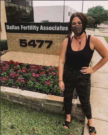 femeie-purtand-masca-de-protectie-si-stand-in-fata-unui-centru-pentru-fertilitate-din-Dallas