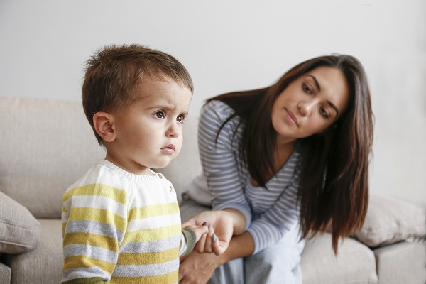 mama-care-sta-pe-canapea-tinandu-si-de-mână-si-incercand-sa-si-calmeze-baietelul