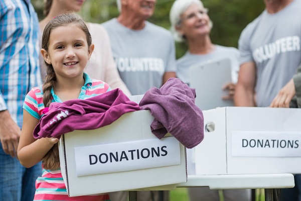 fetita-tinand-fericita-o-cutie-pentru-donatii-in-cadrul-unei-actiuni-de-voluntariat