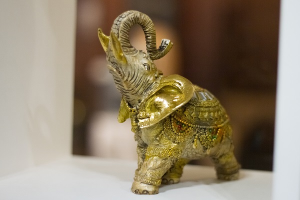 statuie-elefant-Feng-Shui-auriu-cu-trompa-indreptata-in-sus