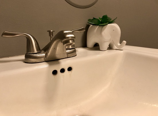 obiect-decorativ-elefant-alb-cu-planta-asezat-pe-marginea-unei-cazi