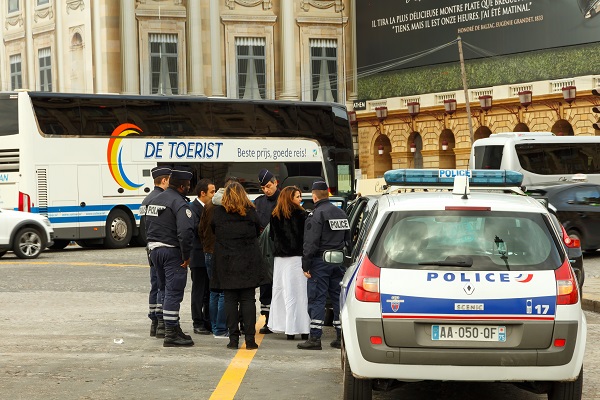 politie-prezenta-intr-un-loc-in-care-au-fost-semnalate-probleme-si-in-care-exista-o-procesiune-de-nunta