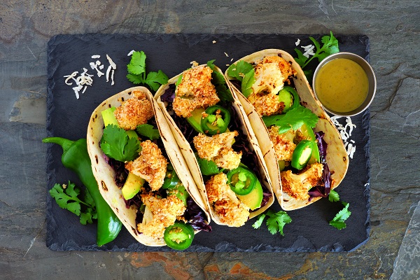 taco-vegetarian-cu-conopida-in-fulgi-de-cocos-cu-ardei-iute-verde-si-cu-patrunjel