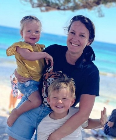 fizioterapeutul-australian-Nicole-fericita-alaturi-de-cei-doi-copii-ai-ei