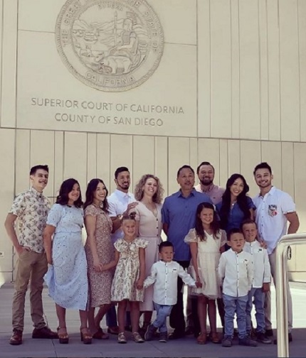 familie-stand-in-fata-Curtii-de-Justitie-din-San-Diego-California