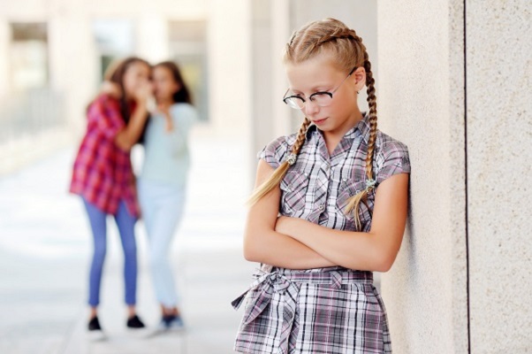 fetita-care-este-supusa-bullying-ului-din-cauza-altor-fete