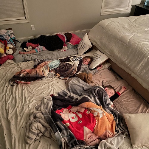 copii-care-dorm-pe-podea-la-capatul-unui-pat