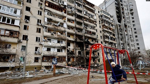 imagine-cu-un-bloc-bombardat-din-Ucraina