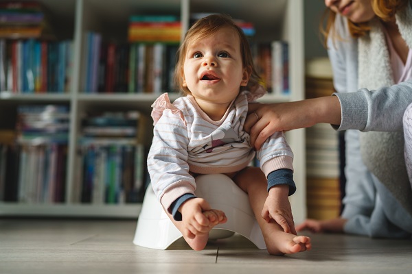 mama-care-sta-langa-bebelusa-ei-ca-sa-o-familiarizeze-cu-olita