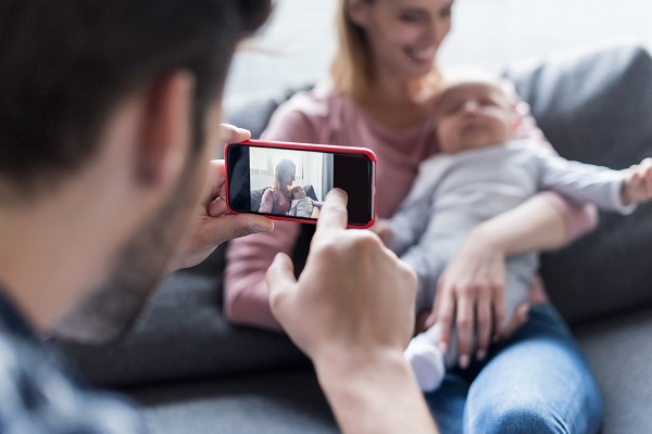 tata-care-îi-face-o-fotografie-mamei-si-bebelusului-lor