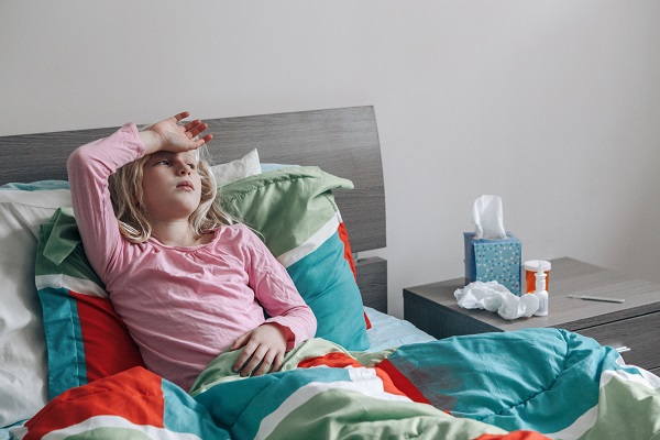 fetita-care-sta-in-pat-intrucat-nu-se-simte-bine-din-cauza-unei-raceli-sau-a-unei-gripe