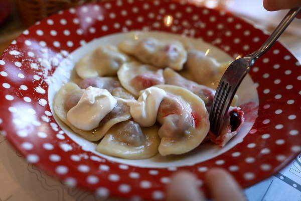 pierogi-umplute-cu-gem-aflate-pe-o-farfurie