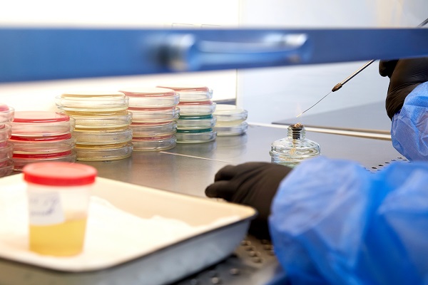 laborant-ce-lucreaza-in-laboratorul-de-analize-inclusiv-analize-ale-urinei