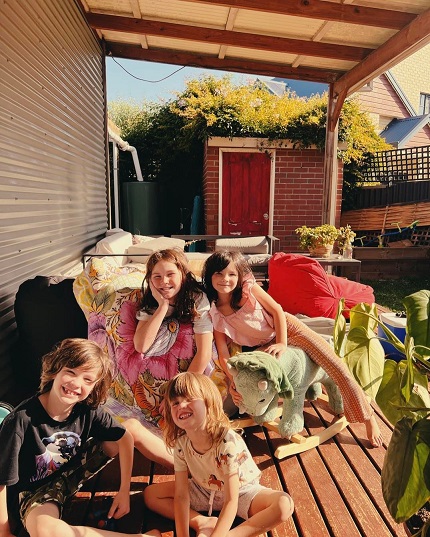 cativa-dintre-copiii-bloggeritei-Constance-Hall-stand-pe-veranda-casei