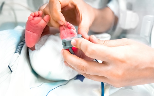 cadru-medical-ce-monteaza-un-pulsoximetru-la-piciorusul-unui-bebelus-prematur-aflat-in-incubatori-la-terapie-intensiva