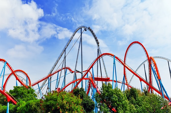 roller coasters intr-un parc de distractii