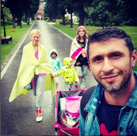 Dragos Bucur, Dana Nalbaru si cei trei copii ai lor la plimbare intr-o zi ploioasa