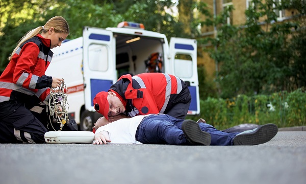 paramedici care incearca sa resusciteze un barbat in strada