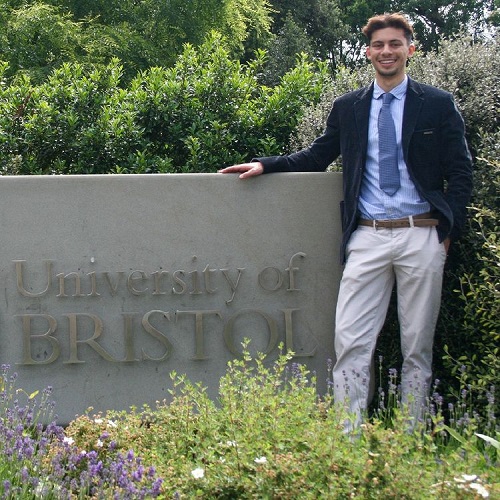 Oscar Oglina fericit la finalizarea cursurilor Universitatii Bristol