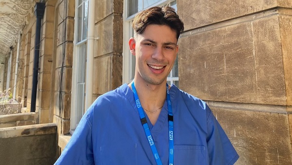 Oscar Oglina fericit ca a finalizat studiile la Facultatea de Medicina din cadrul Universitatii Bristol