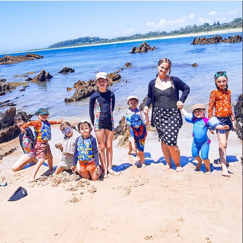 mama cu copiii ei fericiti pe plaja