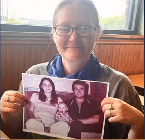 Holly Marie, fetita disparuta acum 40 de ani, a fost gasita si tine in mana o poza cu ea si cu parintii ei decedati