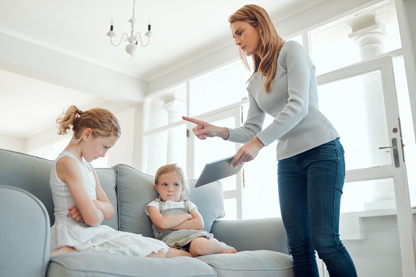 mama care insista ca cele doua fetite ale ei sa respecte reguli ce tin de utilizarea tabletei