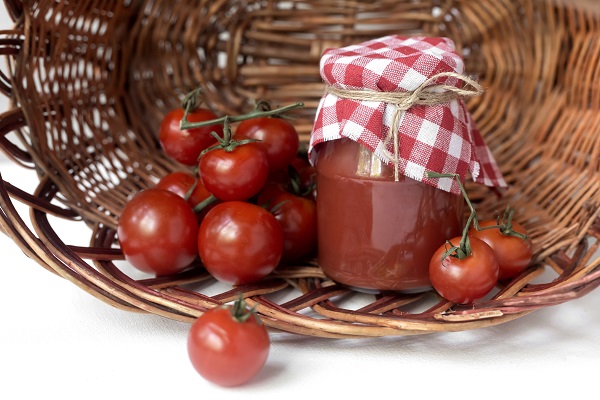 cos in care se afla rosii si un borcan cu pasta de tomate