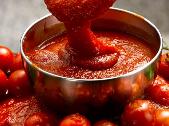 pasta de tomate preparata in casa intr-un vas de inox