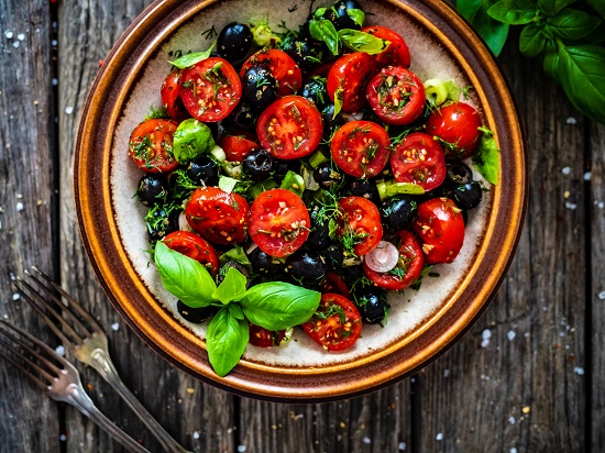 salata de rosii cherry, masline negre, usturoi, ceapa verde  si cu busuioc pe deasupra