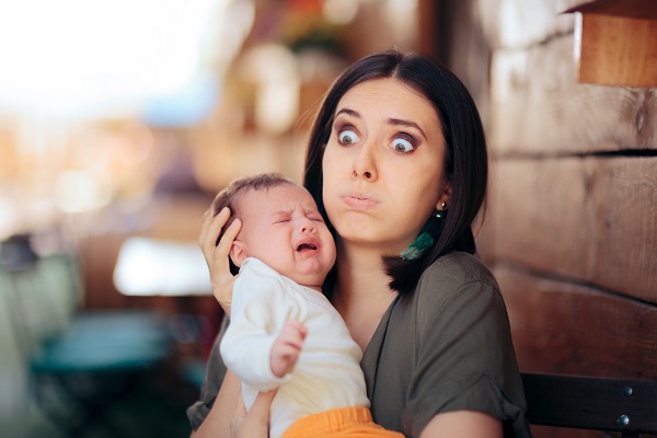 mama tanara, stresata care nu stie ce sa-i mai faca bebelusului ei care plange