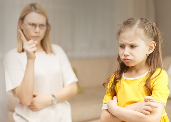 mama care îi face observatie fetitei sale, care este foarte trista si furioasa