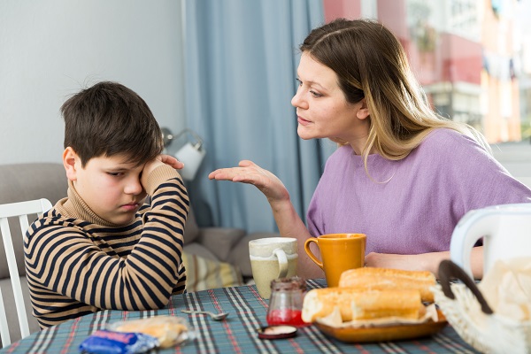 mama care îi face observatii baietelului ei la micul dejun