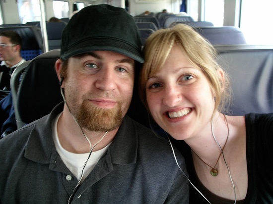 cuplu fericit intr-un autobuz