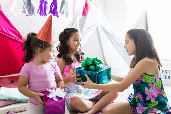 trei fetite la o petrecere aniversara organizata intr-o camera cu corturi de joaca