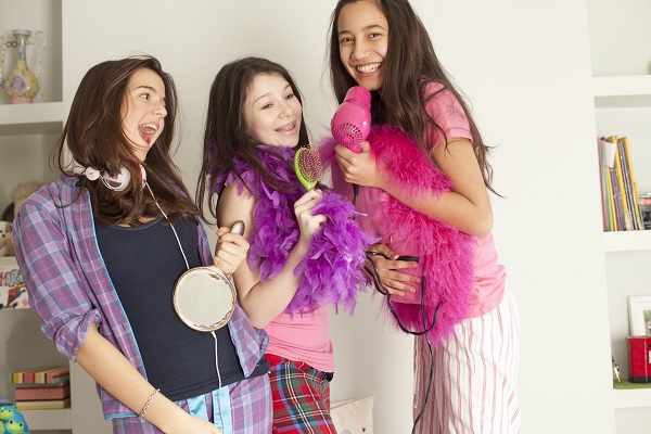trei adolescente distrandu-se impreuna la o petrecere in pijamale