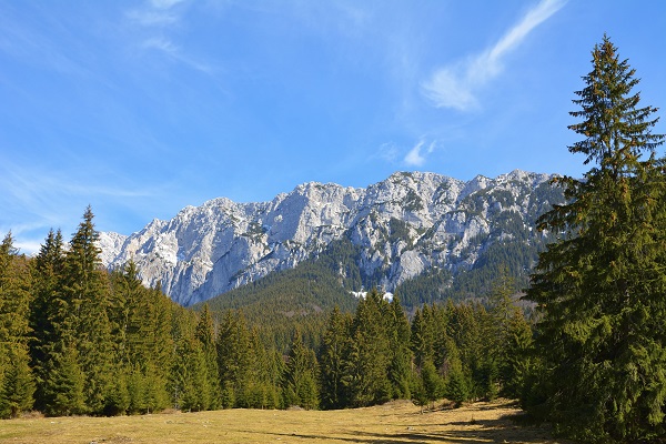 peisaj cu crestele Muntilor Piatra Craiului